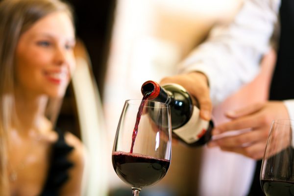 Cách rót rượu vang đỏ như thế nào cho đúng?