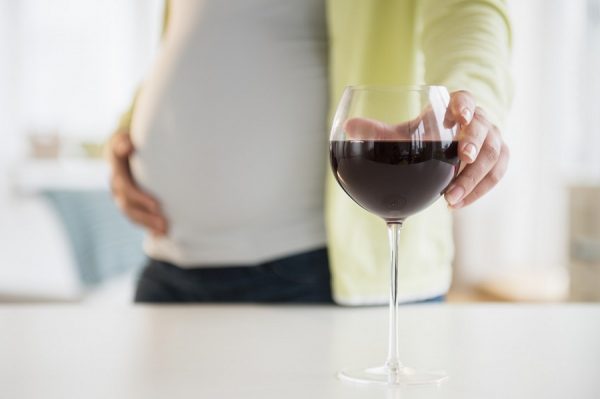 Bà bầu uống rượu vang có ảnh hưởng đến thai nhi hay không?